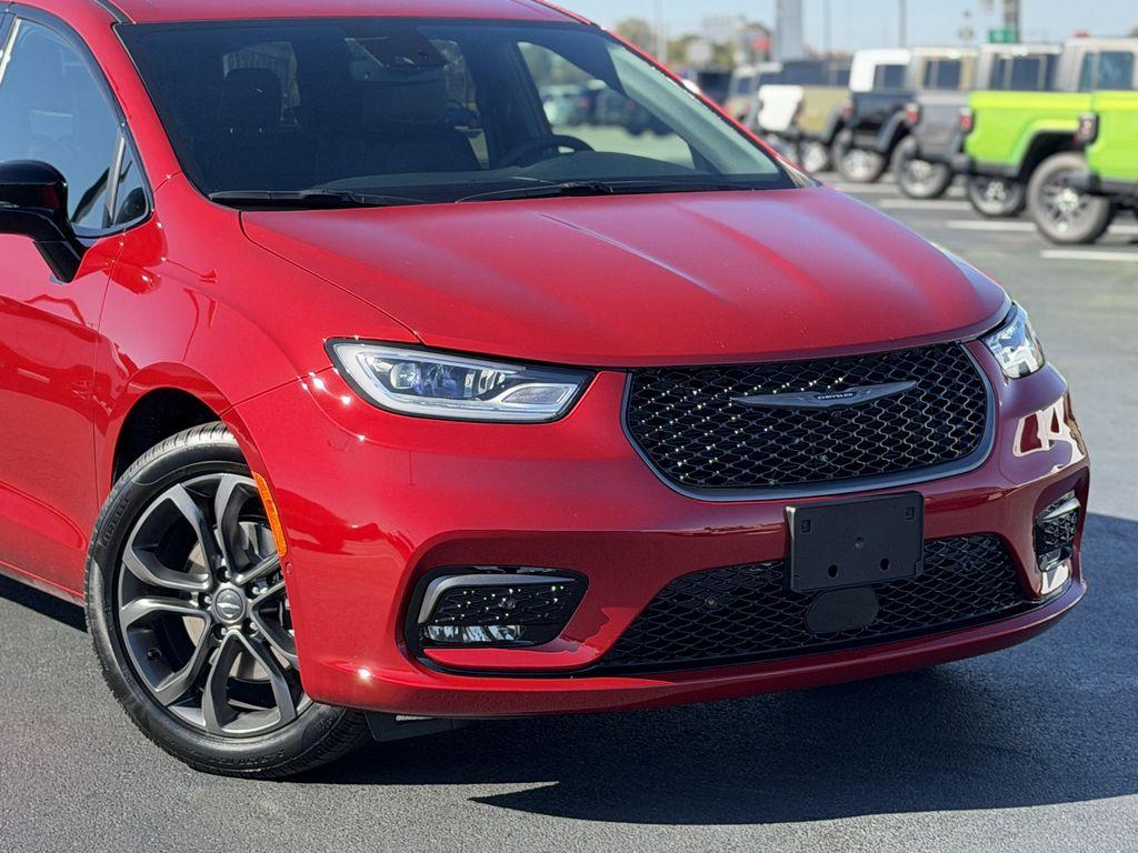 new 2026 Chrysler Pacifica car, priced at $43,915