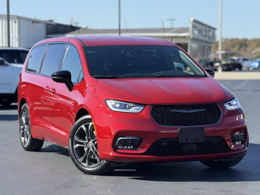 new 2026 Chrysler Pacifica car, priced at $43,915
