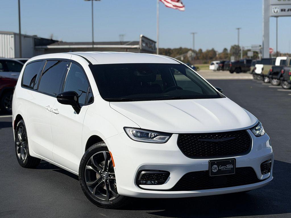 new 2026 Chrysler Pacifica car, priced at $43,469