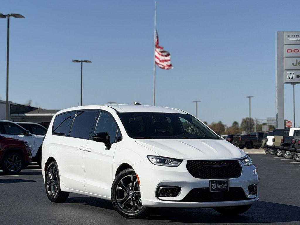 new 2026 Chrysler Pacifica car, priced at $43,469
