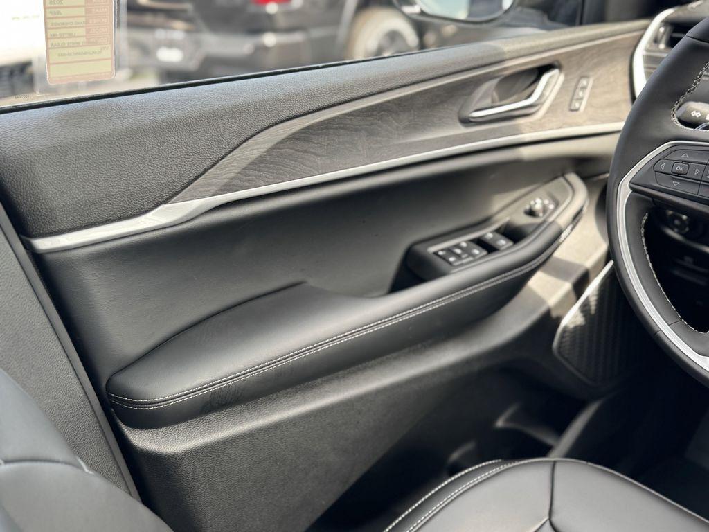 new 2025 Jeep Grand Cherokee car, priced at $53,815