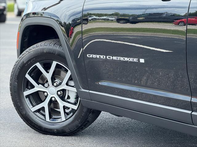 new 2025 Jeep Grand Cherokee car, priced at $42,599