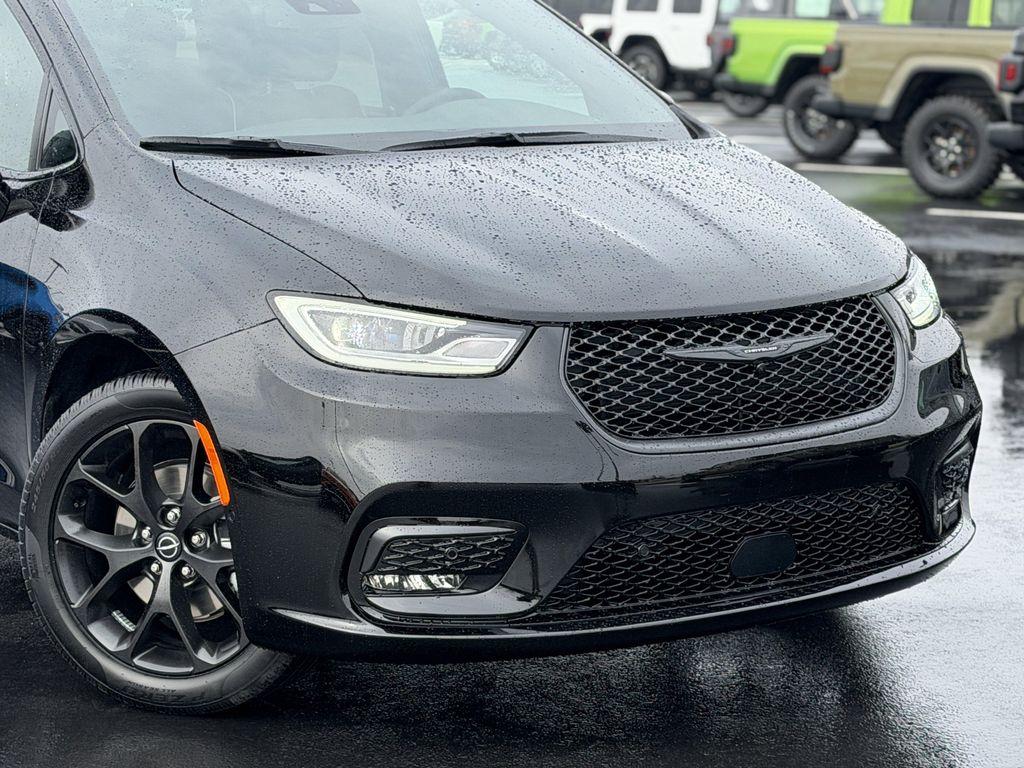 new 2026 Chrysler Pacifica car, priced at $54,477