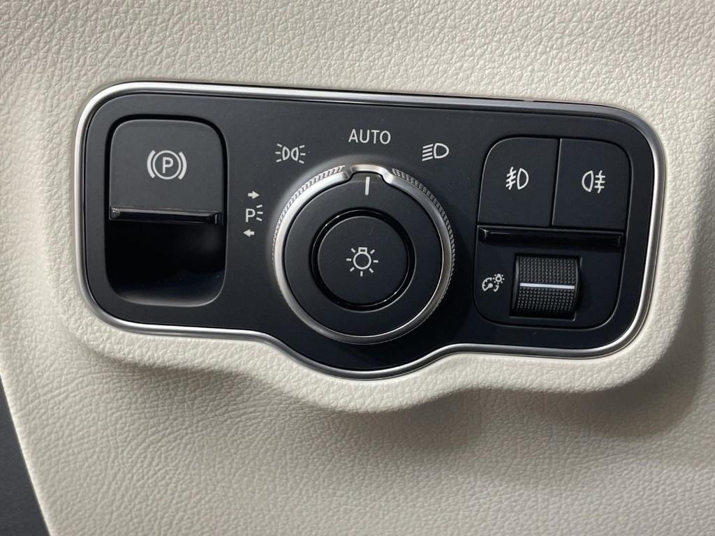 new 2025 Mercedes-Benz GLA 250 car, priced at $47,945