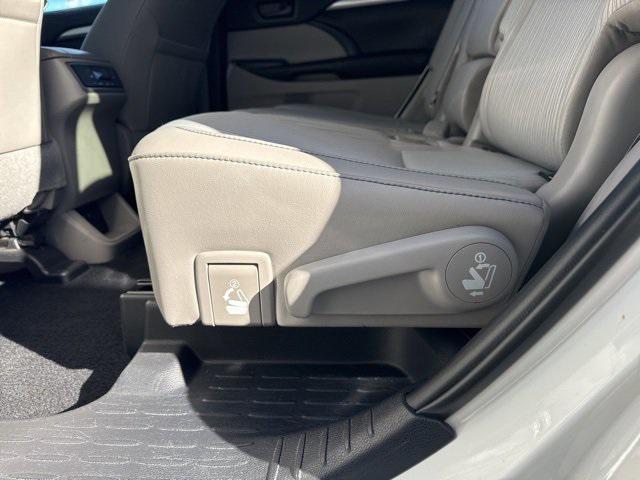 used 2019 Toyota Highlander car, priced at $22,770