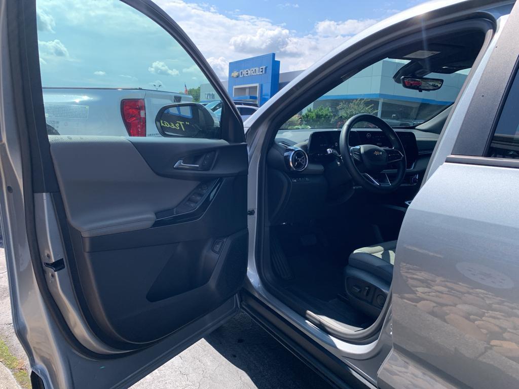 used 2025 Chevrolet Equinox car, priced at $32,636