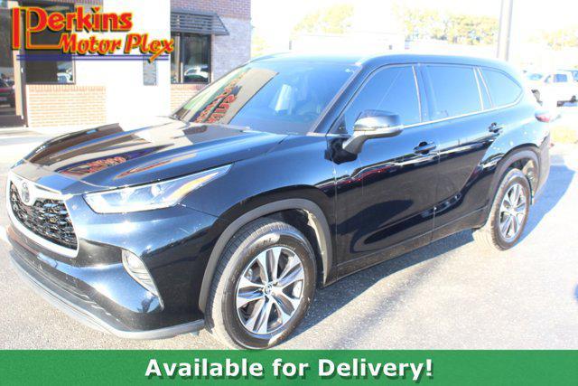 used 2021 Toyota Highlander car, priced at $25,995