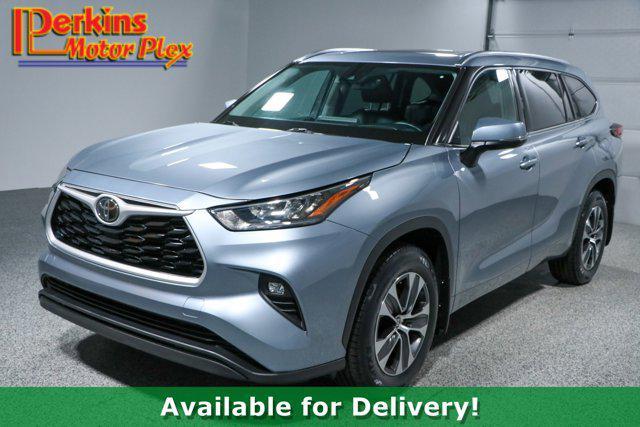 used 2020 Toyota Highlander car, priced at $28,995