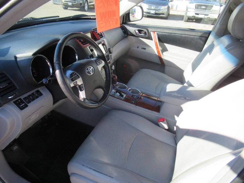 used 2013 Toyota Highlander car, priced at $8,995