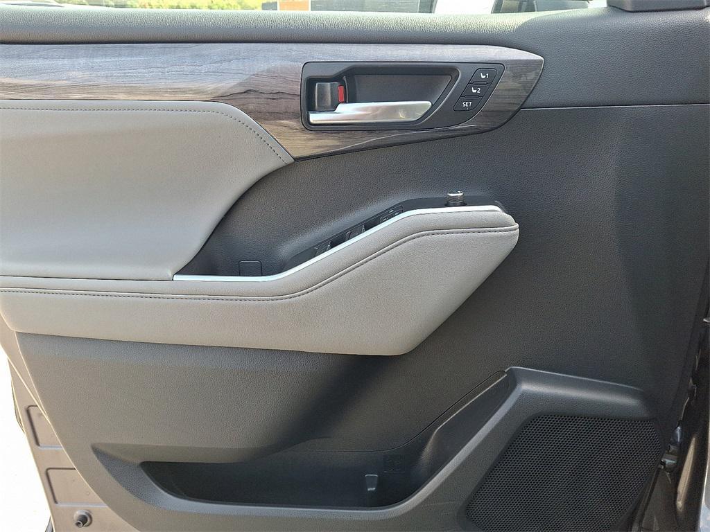 used 2021 Toyota Highlander car, priced at $28,360