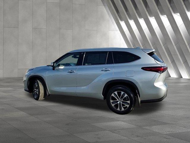 used 2022 Toyota Highlander car, priced at $34,999