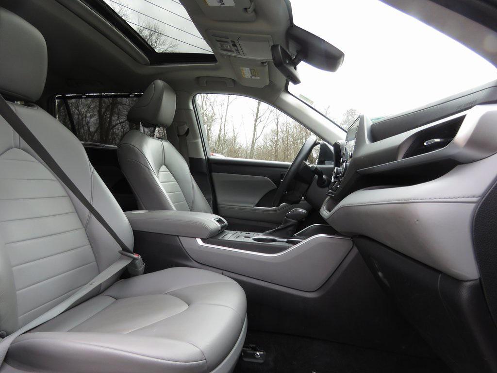 used 2022 Toyota Highlander car, priced at $34,771