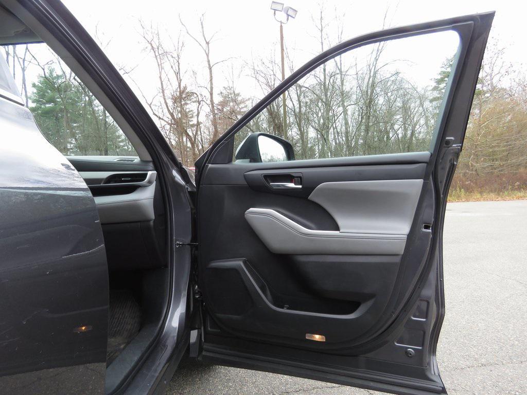 used 2022 Toyota Highlander car, priced at $34,771