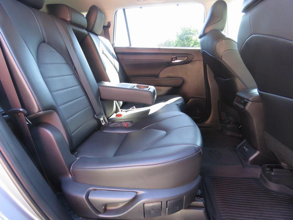 used 2021 Toyota Highlander car, priced at $31,276