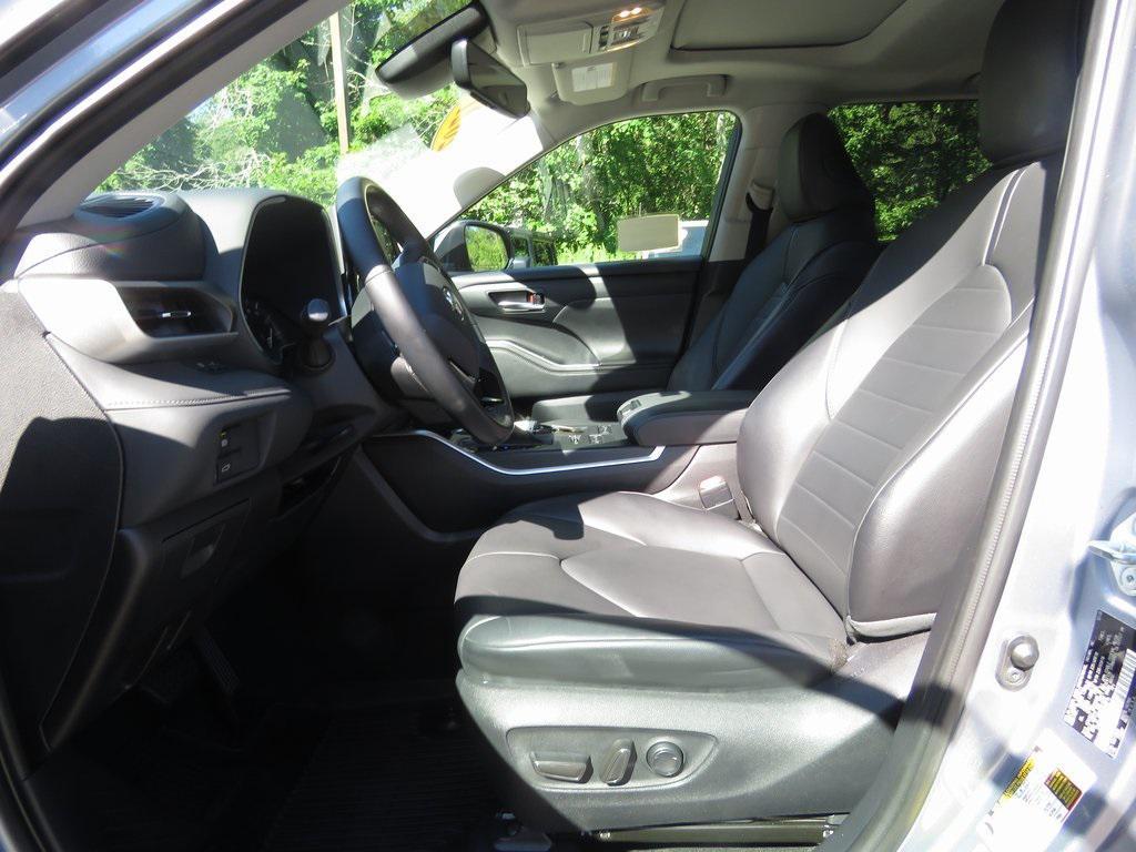 used 2021 Toyota Highlander car, priced at $31,276