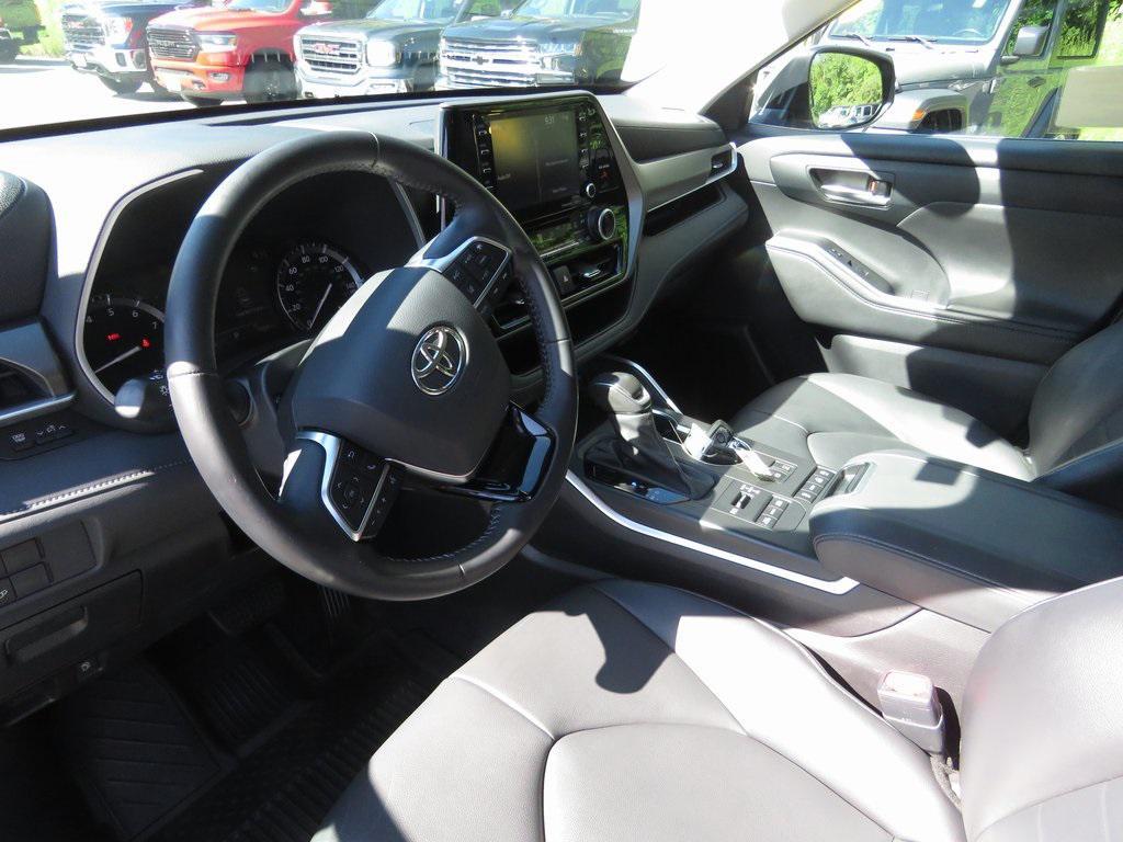 used 2021 Toyota Highlander car, priced at $31,276