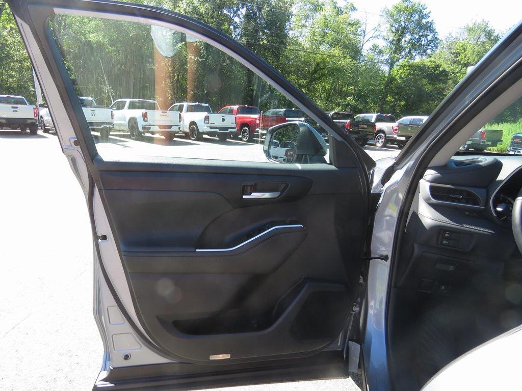 used 2021 Toyota Highlander car, priced at $31,276
