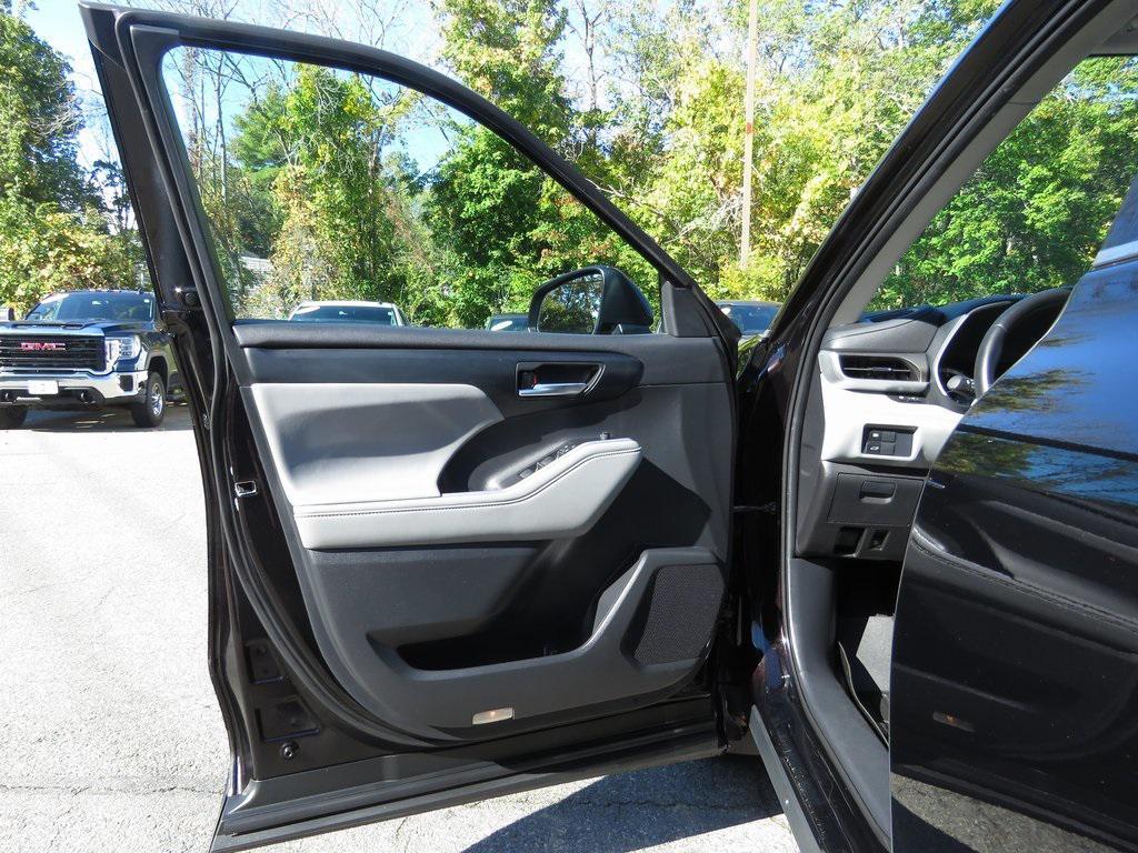 used 2021 Toyota Highlander car, priced at $31,496