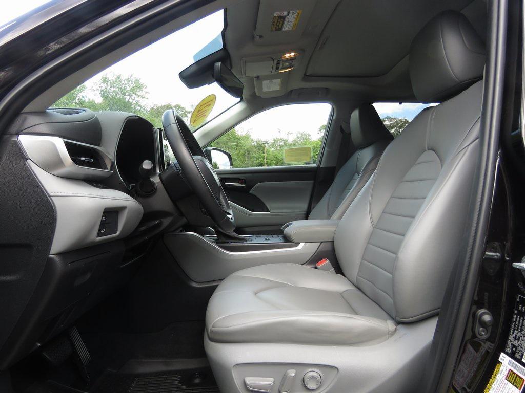 used 2021 Toyota Highlander Hybrid car, priced at $34,999