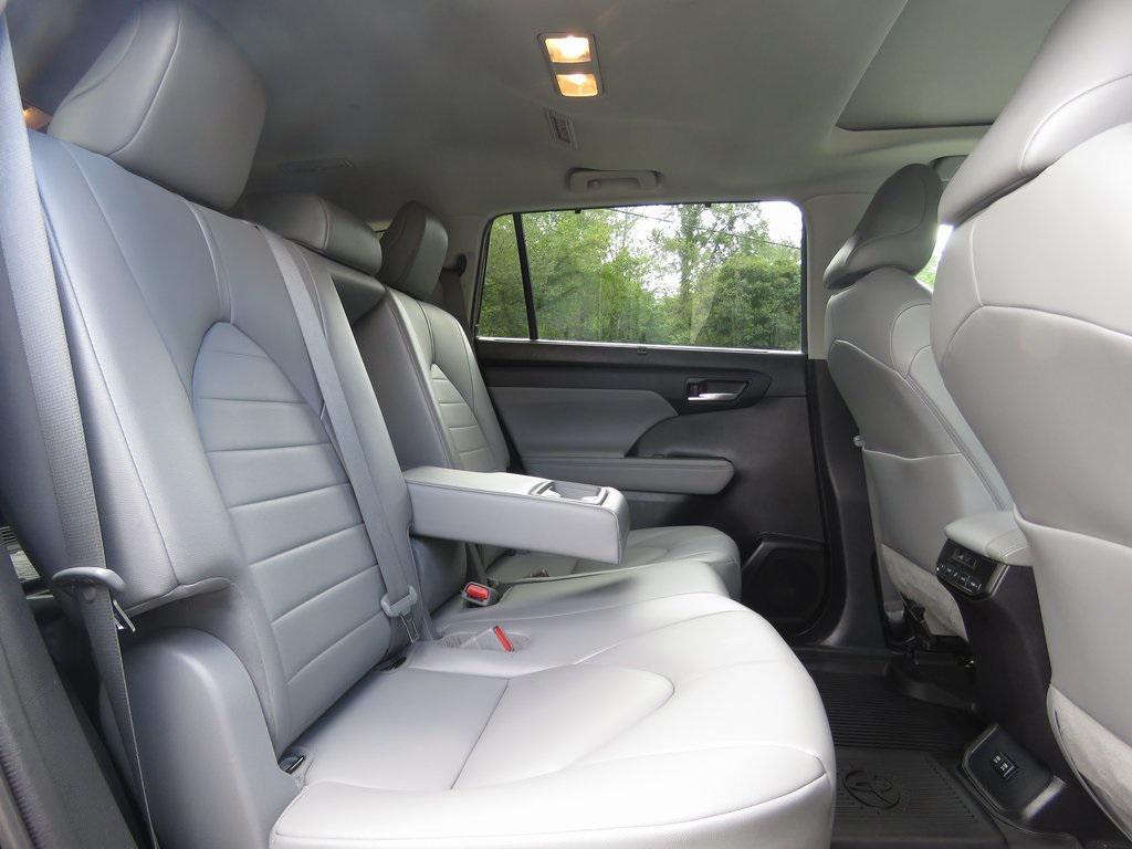 used 2021 Toyota Highlander Hybrid car, priced at $34,999