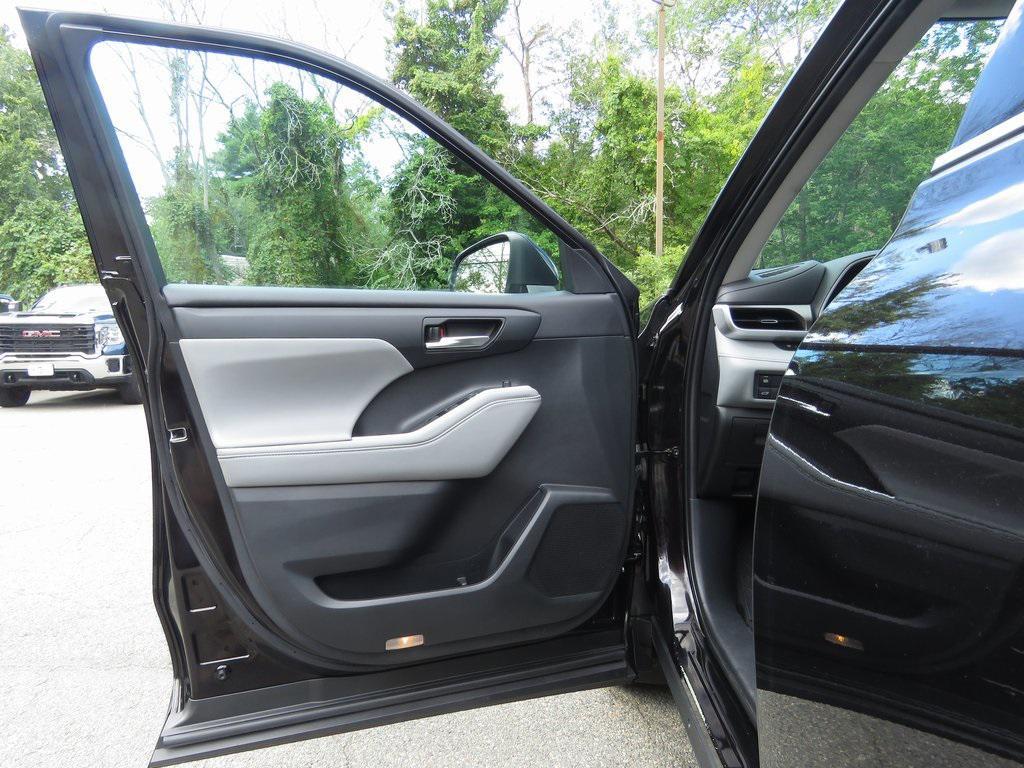 used 2021 Toyota Highlander Hybrid car, priced at $34,999