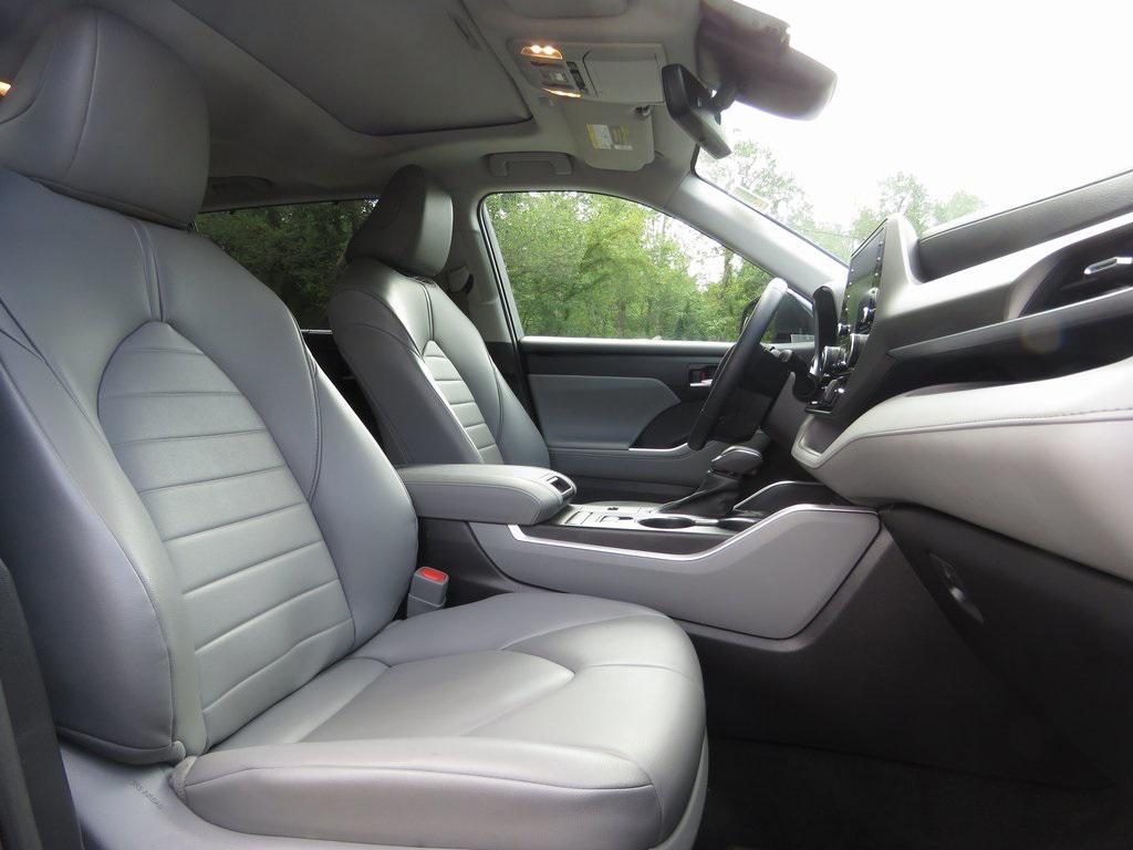 used 2021 Toyota Highlander Hybrid car, priced at $34,999