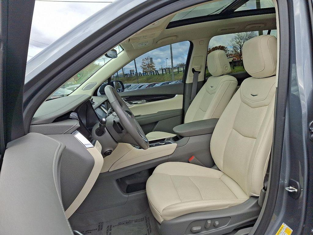 used 2022 Cadillac XT6 car, priced at $35,888