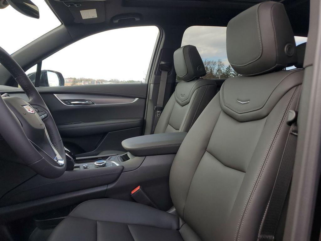 new 2025 Cadillac XT6 car, priced at $52,215