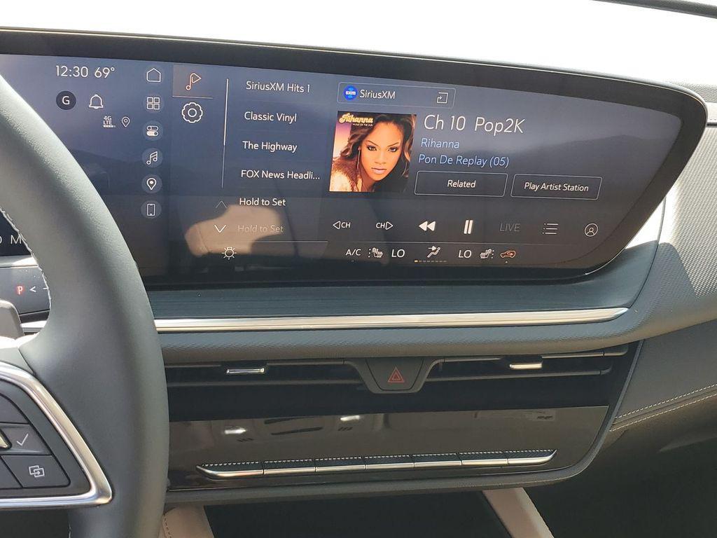 new 2025 Buick Envision car, priced at $39,152