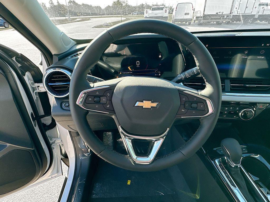 new 2025 Chevrolet Trax car, priced at $25,725
