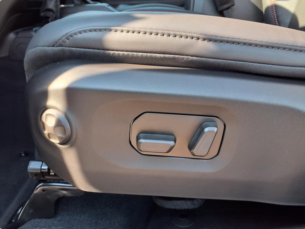 new 2025 Jeep Wrangler car, priced at $49,628