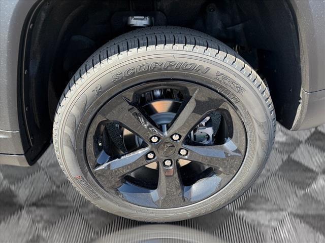 new 2025 Jeep Grand Cherokee car, priced at $47,572