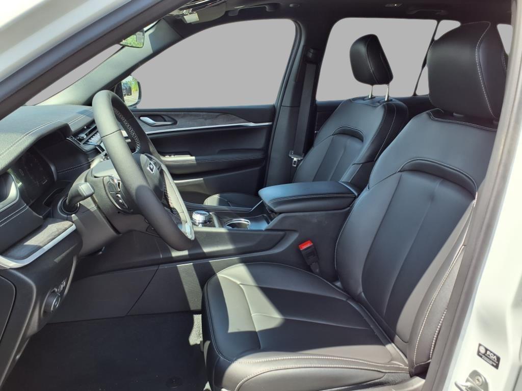 new 2025 Jeep Grand Cherokee car, priced at $40,168