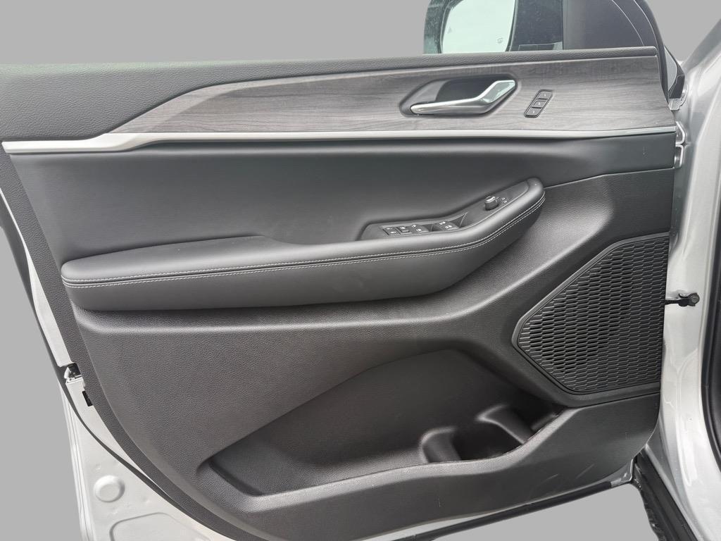 new 2025 Jeep Grand Cherokee L car, priced at $39,958