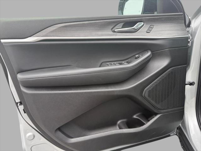 new 2025 Jeep Grand Cherokee L car, priced at $43,875