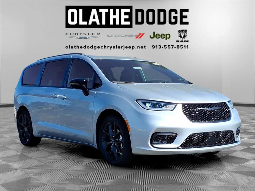 new 2026 Chrysler Pacifica car, priced at $45,378