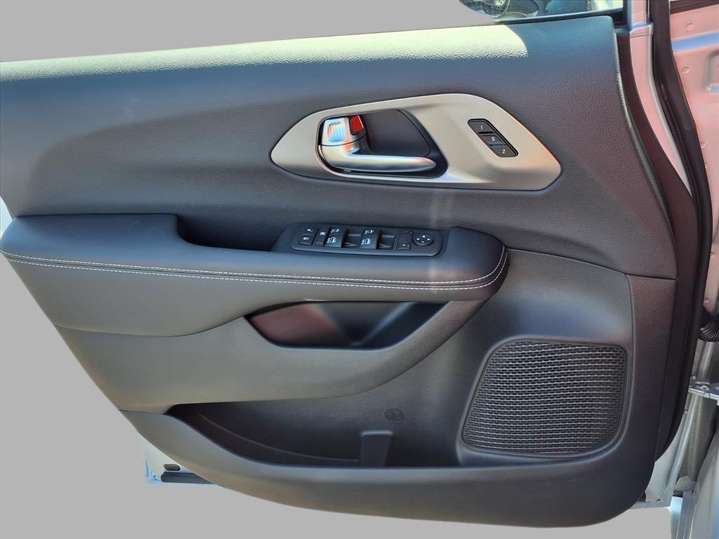 new 2026 Chrysler Pacifica car, priced at $39,625