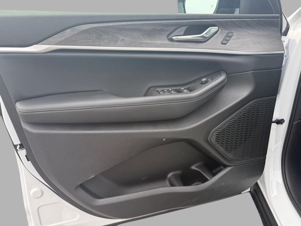 new 2025 Jeep Grand Cherokee L car, priced at $40,162