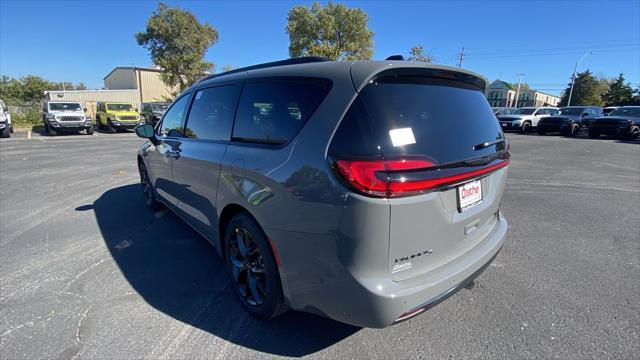 new 2025 Chrysler Pacifica car, priced at $49,865