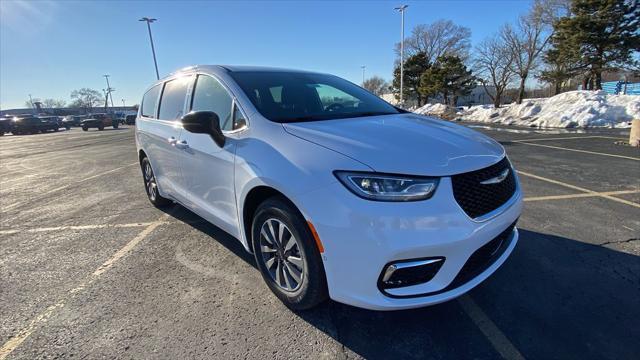 new 2025 Chrysler Pacifica Hybrid car, priced at $49,455