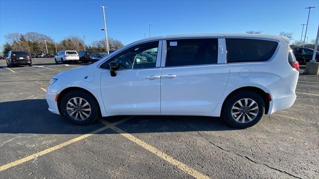 new 2025 Chrysler Pacifica Hybrid car, priced at $49,455