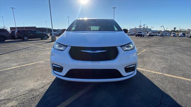 new 2025 Chrysler Pacifica Hybrid car, priced at $49,455