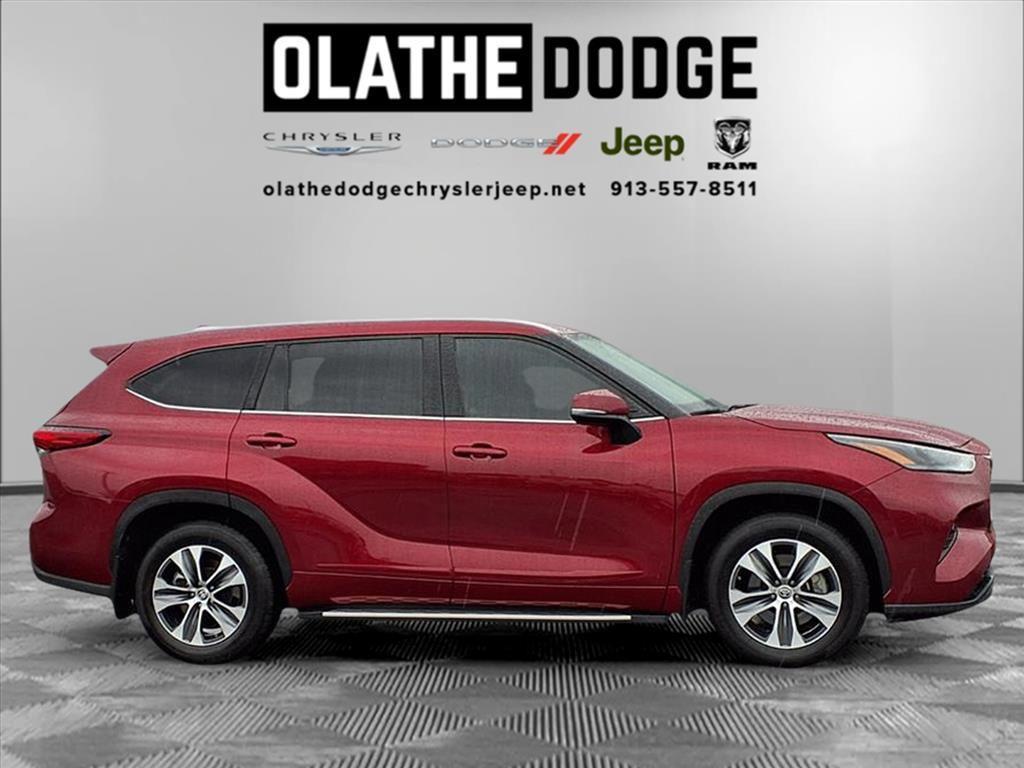 used 2022 Toyota Highlander car, priced at $31,935