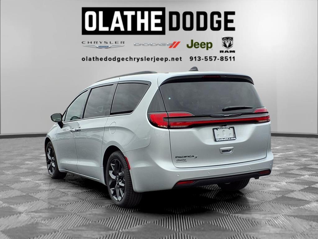 new 2026 Chrysler Pacifica car, priced at $43,370