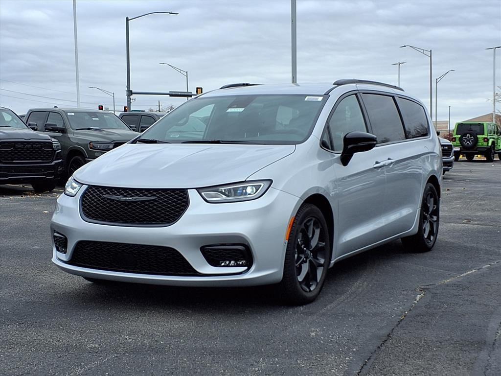 new 2026 Chrysler Pacifica car, priced at $43,370