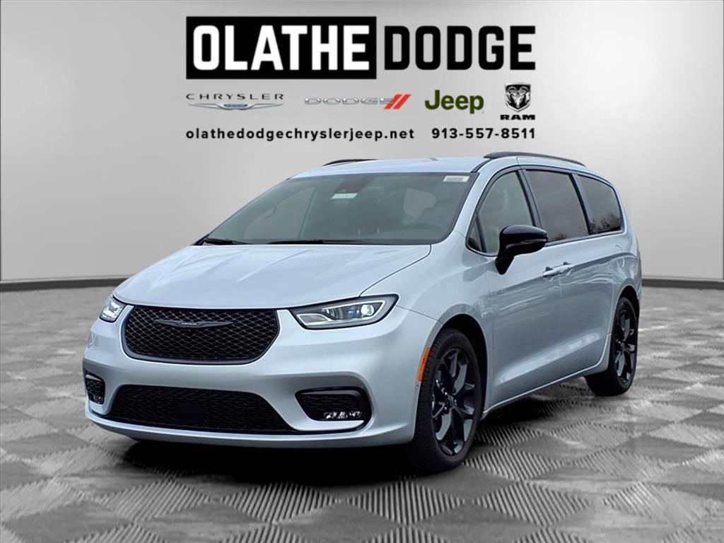 new 2026 Chrysler Pacifica car, priced at $43,370