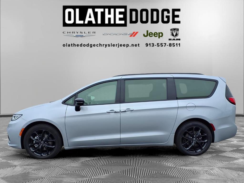 new 2026 Chrysler Pacifica car, priced at $43,370
