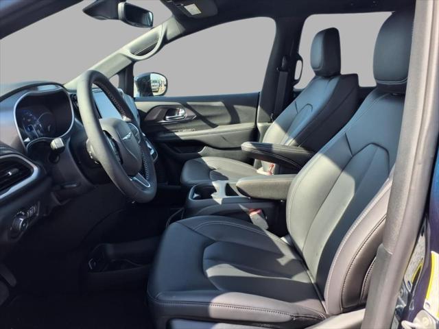 new 2025 Chrysler Pacifica car, priced at $40,477