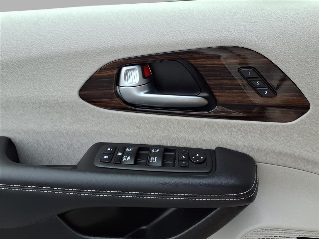 used 2023 Chrysler Pacifica car, priced at $40,890