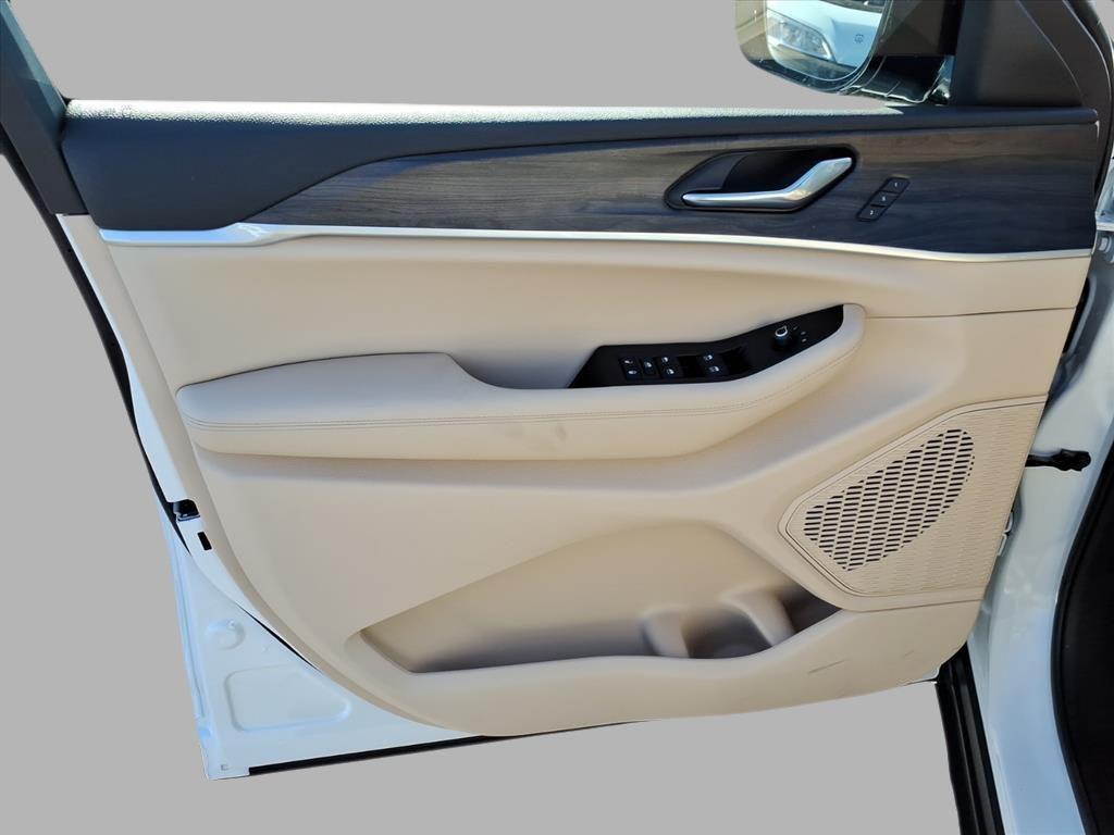 new 2025 Jeep Grand Cherokee car, priced at $44,609